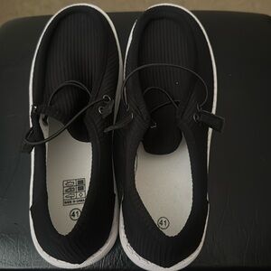 TEMU Women’s size 10 brand fashionable black with white trim shoes. NWOT